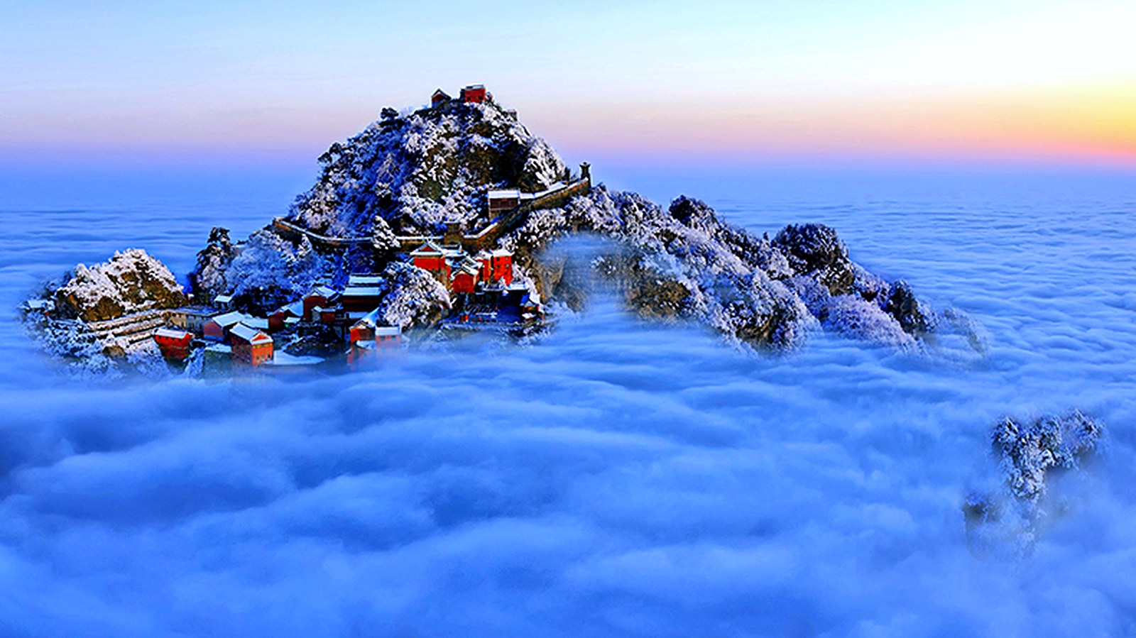 武当山金顶雪后云海 · 十堰